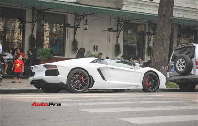 Cặp đôi Lamborghini Aventador Roadster khuấy đảo Hà Nội - Ảnh 5.