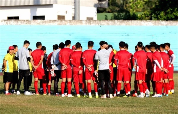 ĐT Việt Nam tập buổi đầu tiên tại Lào: Toàn đội lạc quan trước trận ra quân tại AFF Cup 2018 - Ảnh 1.
