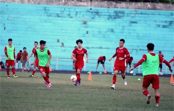 ĐT Việt Nam tập buổi đầu tiên tại Lào: Toàn đội lạc quan trước trận ra quân tại AFF Cup 2018 - Ảnh 3.