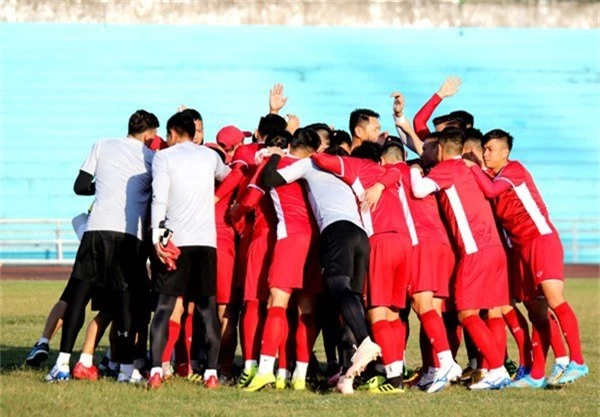 ĐT Việt Nam tập buổi đầu tiên tại Lào: Toàn đội lạc quan trước trận ra quân tại AFF Cup 2018 - Ảnh 4.
