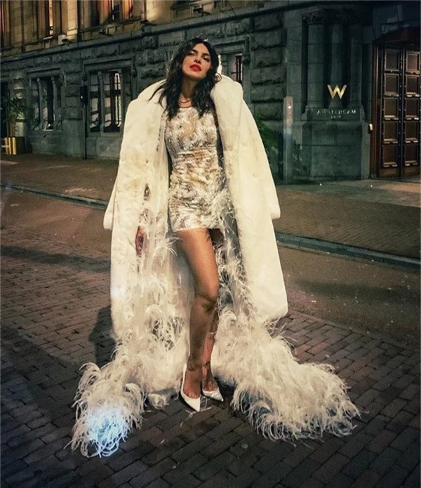 Priyanka Chopra chia sẻ loạt ảnh ăn chơi tưng bừng ở thủ đô Hà Lan vào cuối tuần qua. Hoa hậu người Ấn Độ diện trang phục lộng lẫy như bà hoàng khi tới bữa tiệc chia tay thời độc thân.