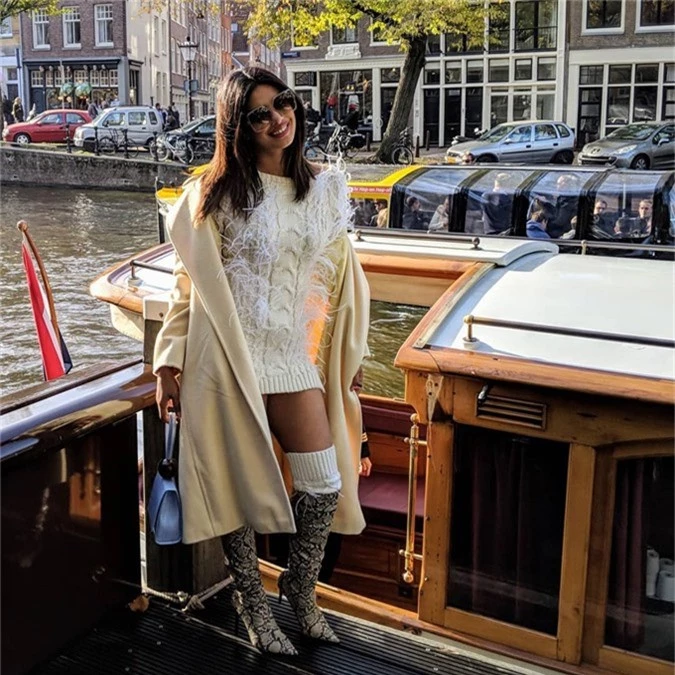 Priyanka Chopra sẽ lên xe hoa với Nick Jonas vào tháng tới trong lễ cưới tổ chức ở Ấn Độ. Trước đó, cặp đôi đã có lễ đính hôn theo phong tục Ấn Độ hồi tháng 8.