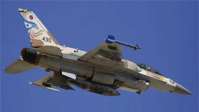  Một máy bay chiến đấu F-16 của Israel (Ảnh: RT) 