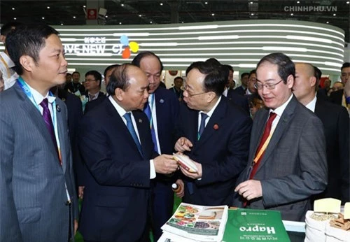 Thủ tướng Nguyễn Xuân Phúc thăm gian hàng của doanh nghiệp Việt Nam tại Hội chợ CIIE 2018. Ảnh: VGP/Quang Hiếu.