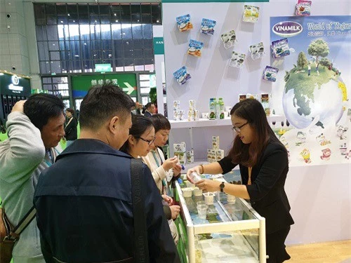 Người tiêu dùng Trung Quốc dùng thử và thích thú với các sản phẩm của Vinamilk tại hội chợ.