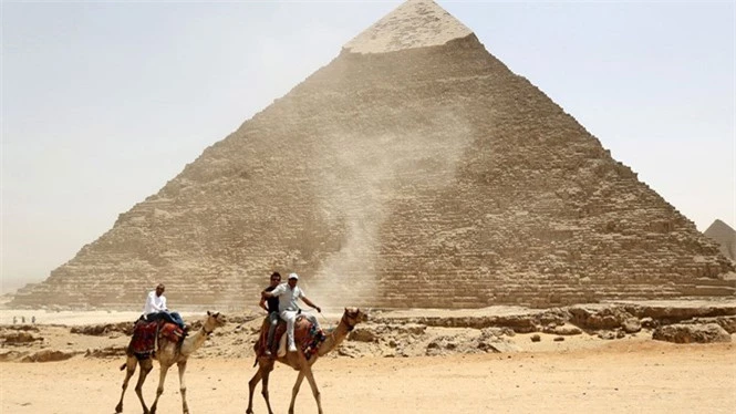 Đại kim tự tháp Giza nhìn từ xa REUTERS