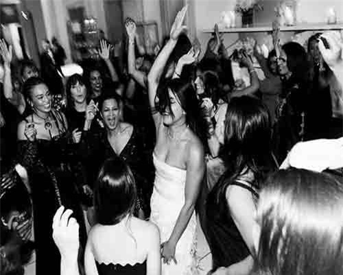 Hoa hậu Thế giới 2000 làm tiệc chia tay đời độc thân