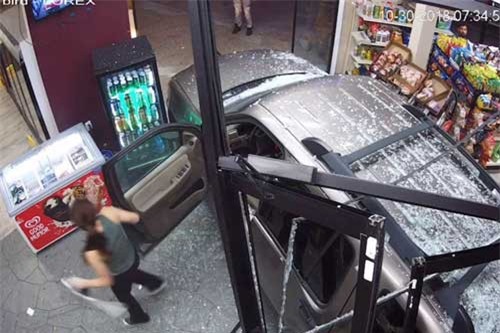 Clip: ‘Ôtô điên’ đâm nát cửa hàng vì lý do khó tin