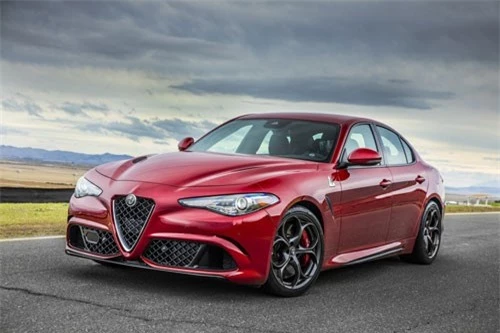 1. Alfa Romeo Giulia (giá khởi điểm: 39.190 USD).