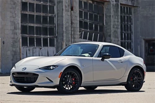 10. Mazda MX-5 Miata và MX-5 Miata RF (giá khởi điểm: 26.185 USD).