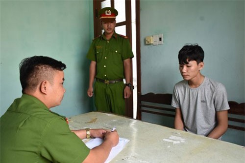 Nửa đêm lẻn vào cửa hàng trộm 32 điện thoại di động