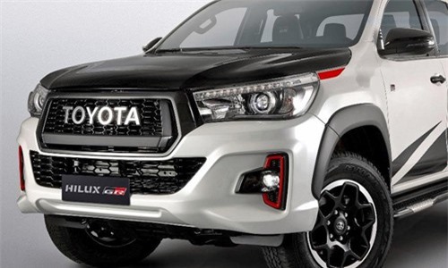 Logo Toyota lớn trên lưới tản nhiệt