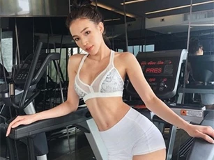 Rãnh bụng vạn người mê của cô gái hot nhất phòng tập Thái Lan