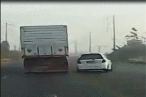 Clip: Những pha thoát chết khó tin trong tai nạn kinh hoàng