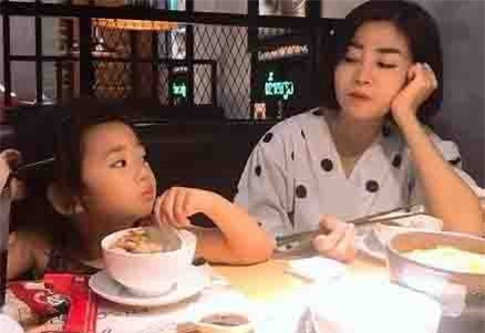 Sau xuất viện, Mai Phương chia sẻ hình ảnh hạnh phúc cùng con gái 
