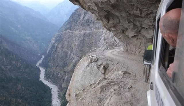 Con đường trên dãy Himalaya.