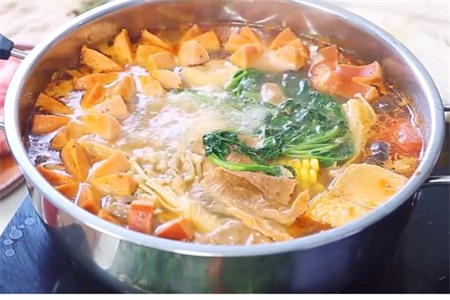 Clip: Hít hà với món lẩu 'kê' nóng hổi cho những ngày mưa