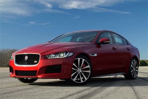 6. Jaguar XE (giá khởi điểm: 36.720 USD).