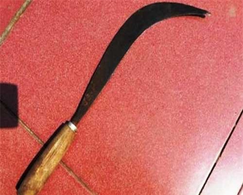 Cầm gậy đuổi đánh, bị đối thủ chém tử vong