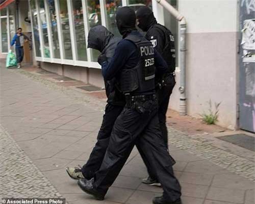 Đức: 300 cảnh sát truy tìm kẻ đào hầm ngầm lấy trộm tiền xu vàng nặng 100 kg tại bảo tàng