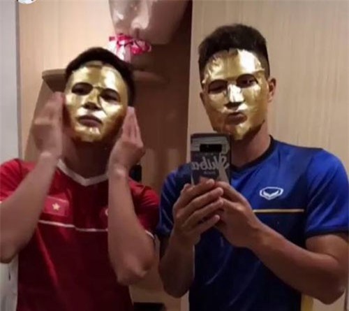 Quang Hải tranh thủ làm đẹp, Văn Toàn bất ngờ "giận" Quế Ngọc Hải