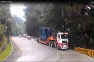 Clip: Thót tim với màn ôm cua gấp của xe container ở dốc 'tử thần'