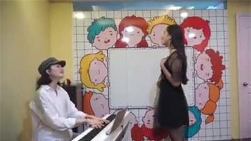 Hoa hậu Tiểu Vy khoe giọng hát với hit của Sơn Tùng M-TP