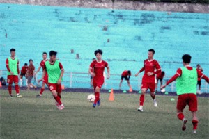 Clip: ĐT Việt Nam tập luyện, chuẩn bị quyết đấu với Lào