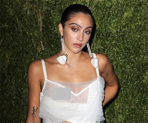 Con gái đôi mươi của ‘nữ hoàng nhạc pop’ Madonna lộ ngực táo bạo