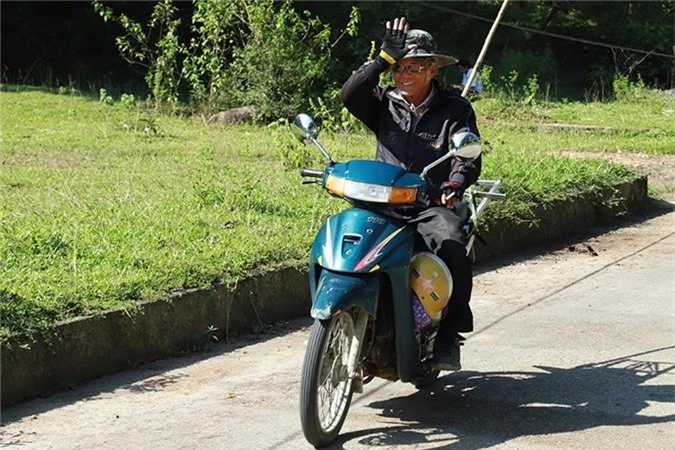 Chuyến hành trình săn ong được bắt đầu từ sáng sớm