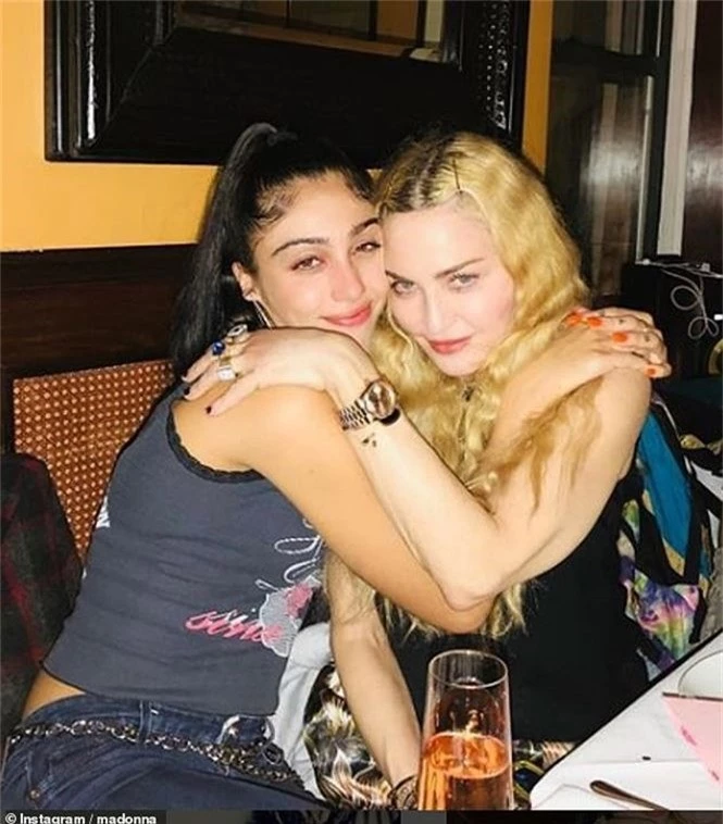 Con gái đôi mươi của ‘nữ hoàng nhạc pop’ Madonna lộ ngực táo bạo - ảnh 5