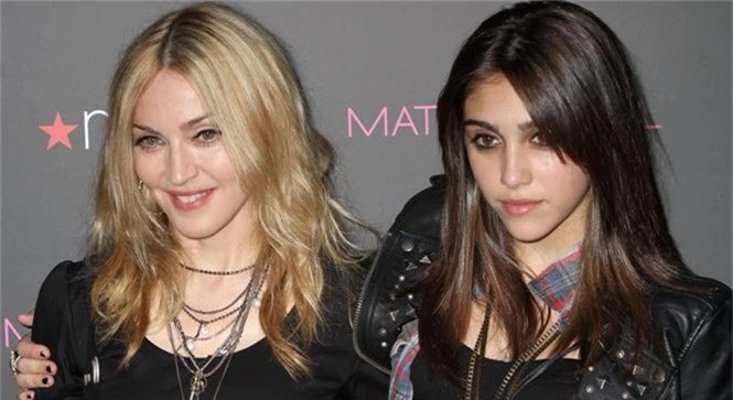 Con gái đôi mươi của ‘nữ hoàng nhạc pop’ Madonna lộ ngực táo bạo - ảnh 7