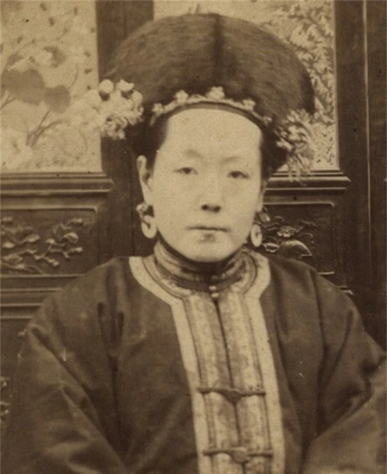 Diệp Hách Na Lạp Uyển Trinh (1871 - 1896), mẹ đẻ của Thanh Đức Tông Quang Tự Đế (1871 - 1908) và là em gái ruột của Từ Hi Thái hậu. Uyển Trinh là Đích Phúc tấn của Dịch Hoàn, con trai của Đạo Quang với Trang Thuận Hoàng quý phi Ô Nhã thị.