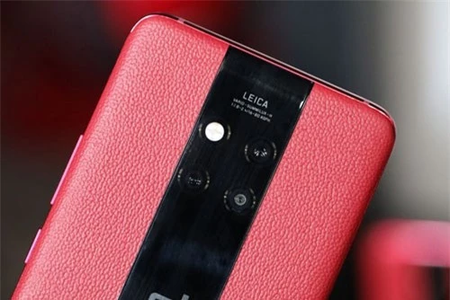 Huawei Mate 20 Porsche Design cũng sở hữu 3 camera sau 40 MP, f/1.8 cho khả năng chụp ảnh thiếu sáng, cảm biến 20 MP, f/2.2 chụp ảnh góc siêu rộng, ống kính tele 8 MP, f/2.4 cho khả năng zoom quang học 5x, hỗ trợ chống rung quang học (OIS). Cả 3 ống kính này đều hỗ trợ lấy nét bằng laser, lấy nét theo pha. Ba camera sau của Huawei Mate 20 Pro đều được sản xuất bởi hãng Leica, trang bị đèn flash LED kép, quay video 4K tốc độ 30 khung hình/giây hoặc HD tốc độ 960 khung hình/giây.