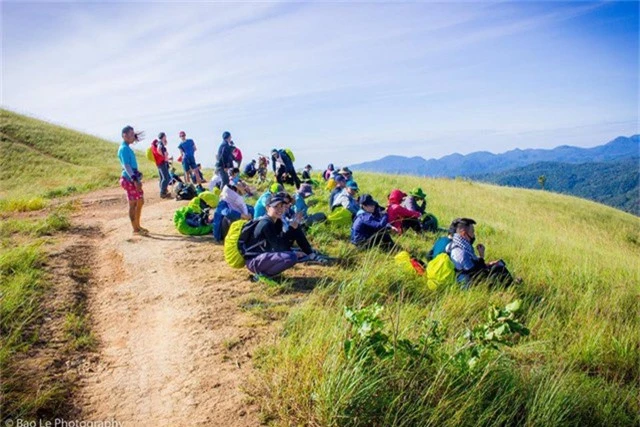 Đứng trên đỉnh núi cao chiêm ngưỡng toàn toàn bộ khung cảnh hùng vĩ bạn sẽ hoàn toàn bị mê hoặc bởi cảnh sắc thiên nhiên đẹp hiếm có.