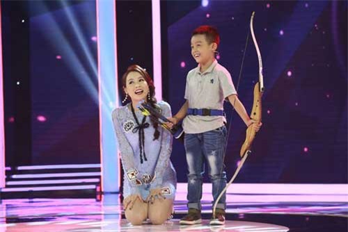 Trấn Thành “xanh mặt” trước biệt tài bắn cung của cậu bé 7 tuổi