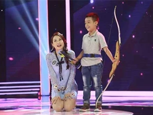 Trấn Thành “xanh mặt” trước biệt tài bắn cung của cậu bé 7 tuổi