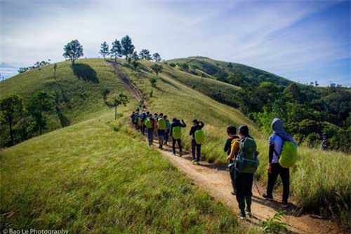 Những đồi cỏ xanh bạt ngàn trên cung đường trekking đẹp nhất Việt Nam