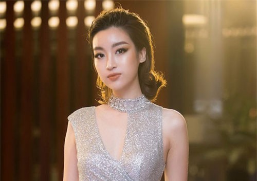 Hoa hậu Đỗ Mỹ Linh thần thái quyến rũ với váy ánh bạc cut-out táo bạo