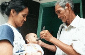 Clip: Cuộc sống khốn khó của cặp vợ chồng bác - cháu 'có 1 không 2' tại Hà Nam 