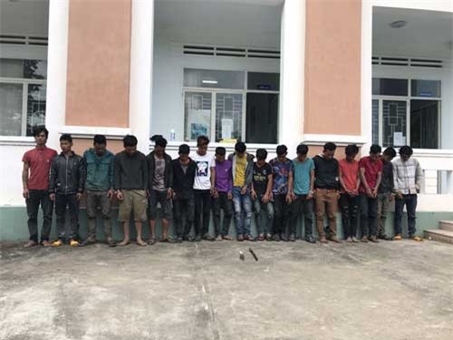 Khởi tố nhóm trai làng “phóng dao” khiến hai người thương vong