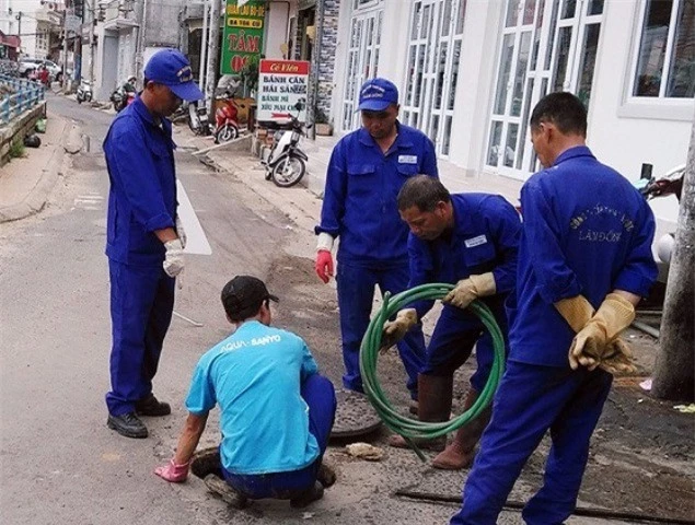 -	Nhân viên Công ty cổ phần cấp thoát nước Lâm Đồng đang sửa chữa hệ thống đường ống cấp nước cho khách hàng