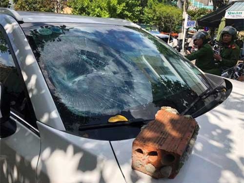 Mazda CX5 bị đập nát kính khi đang đậu ngay trung tâm Đà Nẵng
