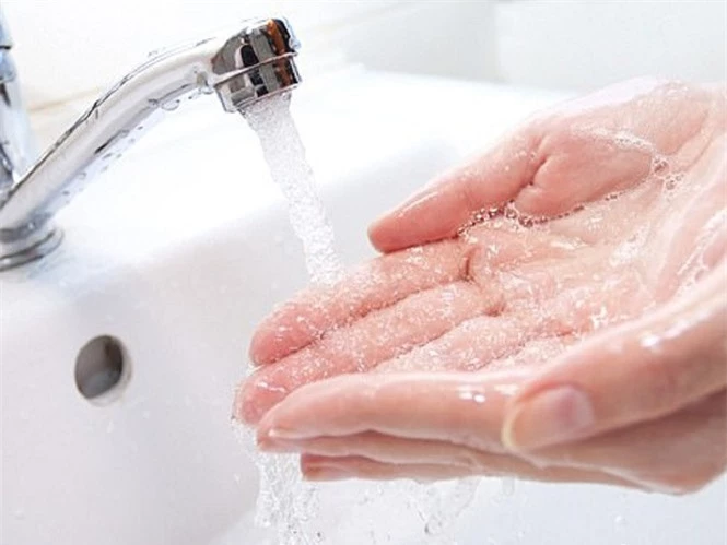 Rửa tay bằng xà phòng giúp giảm thiểu nguy cơ nhiễm bệnh SHUTTERSTOCK