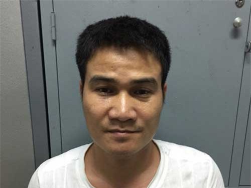 Khoá trái cửa, khủng bố con nợ bằng... mắm tôm