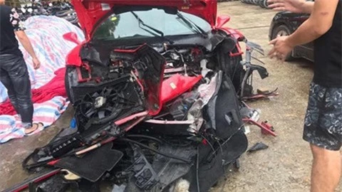  Trước đó, siêu xe Ferrari của nam ca sĩ Tuấn Hưng nát bét đầu, hư hỏng nặng sau vụ tai nạn Ảnh: CTV