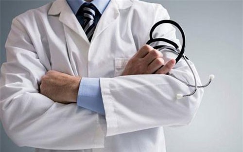 Nhà văn giả danh bác sĩ để khám ngực phụ nữ đẹp