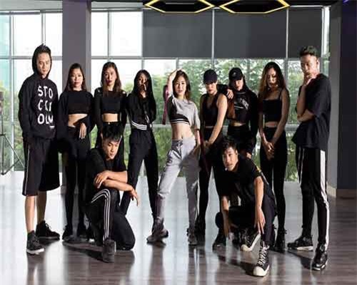 Hương Tràm và Dương Khắc Linh kết hợp trong ca khúc về showbiz