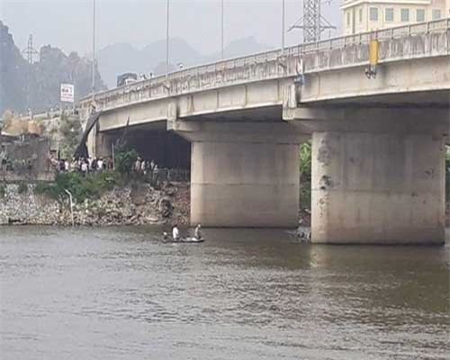 Đôi nam nữ nhảy sông Đáy tự tử sau vụ cãi vã