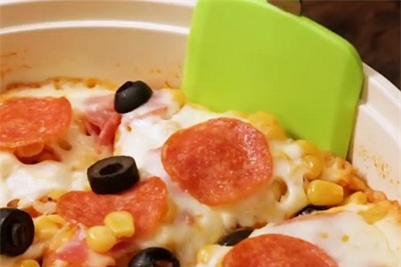 Clip: Trổ tài làm món pizza cơm thơm ngon không ngờ
